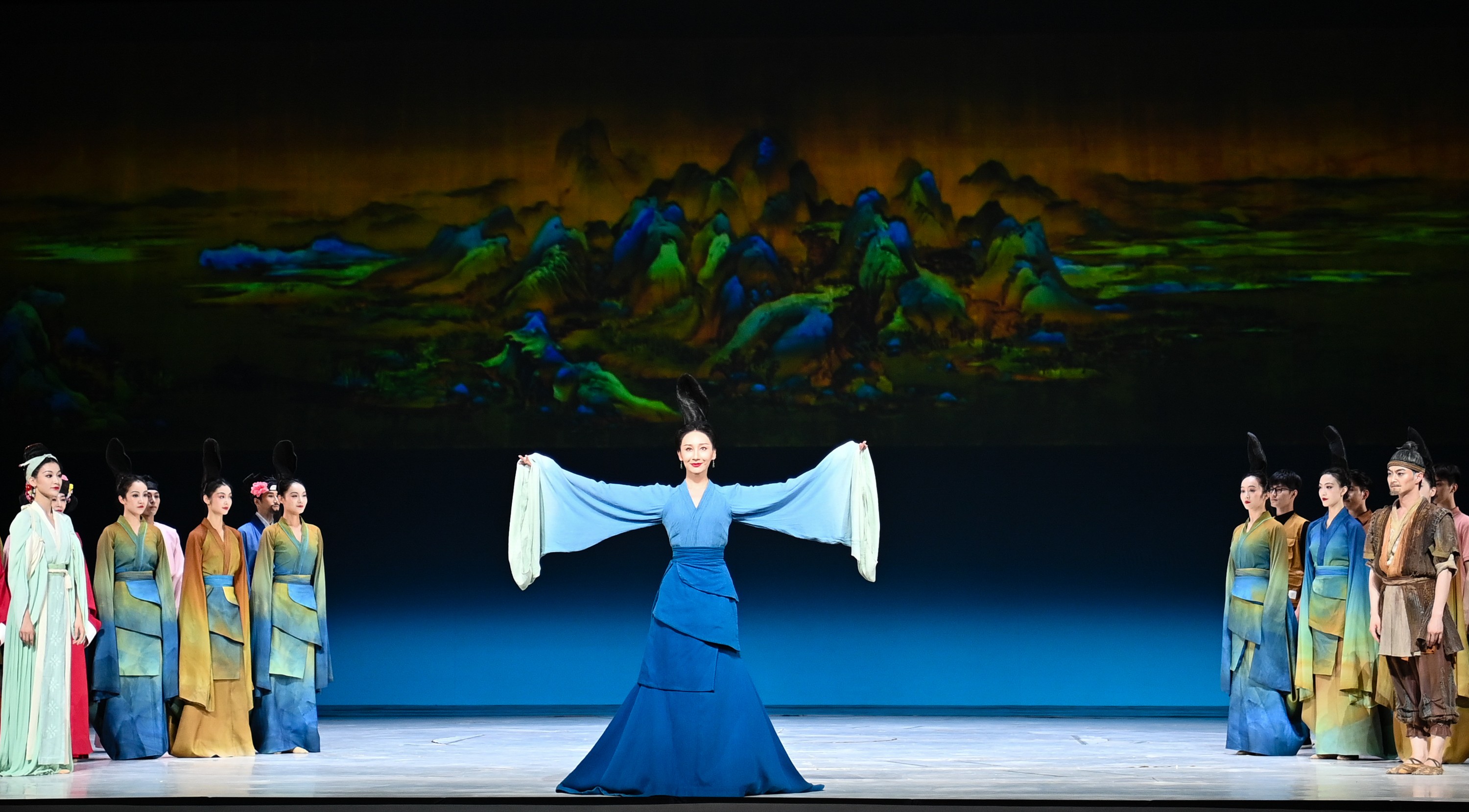 2023年7月20日，中國東方演藝集團演員在烏魯木齊文化中心大劇院表演舞蹈詩劇《只此青綠》。新華社記者 李響 攝